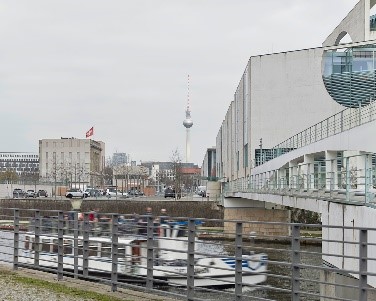 Schweizer Botschaft Spreebogen Berlin. In der Nachbarschaft sind die deutschen Regierungsgebäude und der Berliner Hauptbahnhof.