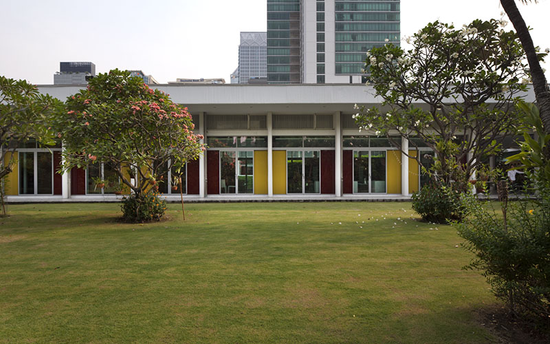 Jardin, façade ouest de la résidence