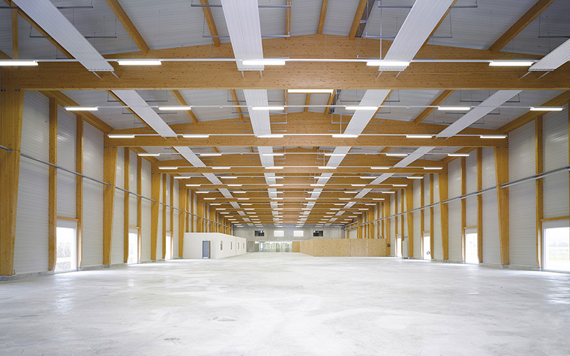 Bild zeigt den Hangar von innen