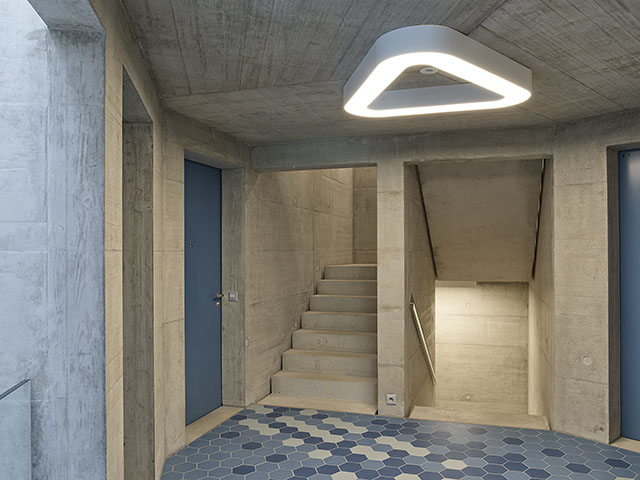 Cage d'escalier bleue