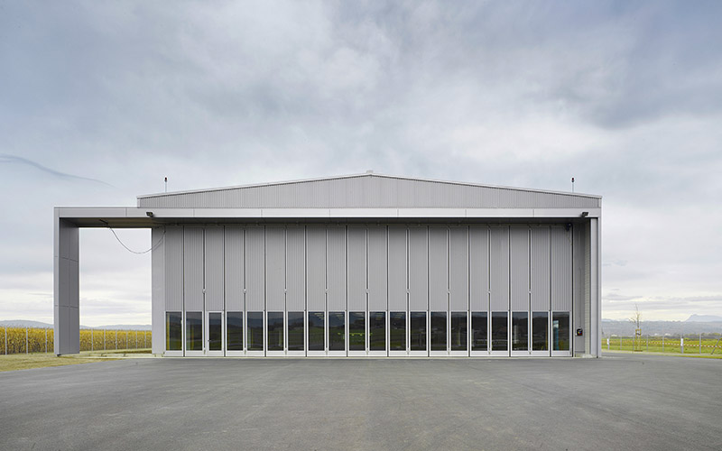 Die Frontsicht des Hangars