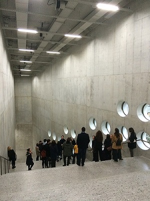 Auf der Treppe im Neubau des Landesmuseums