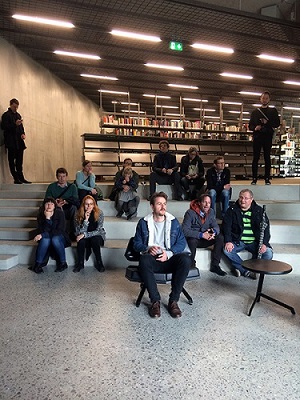 Die Besucher im Innern des Neubaus des Landesmuseums
