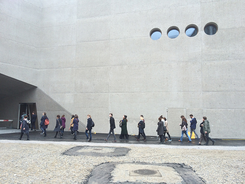 Die Besucher vor dem Neubau des Landesmuseums
